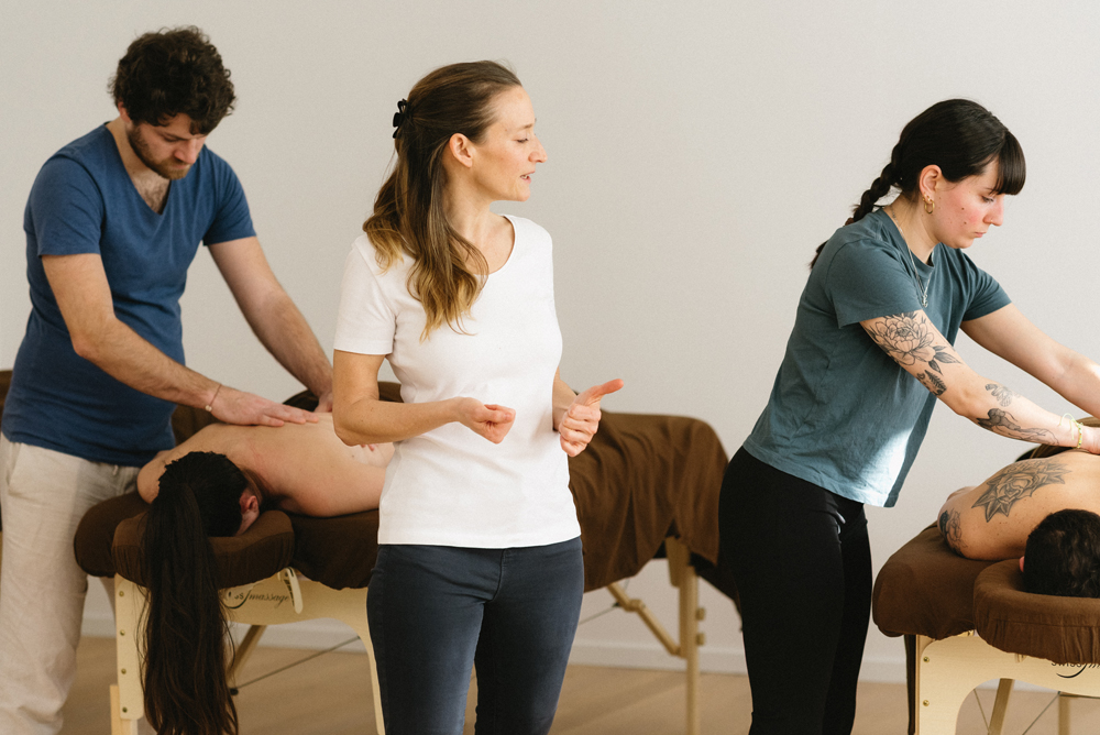 Nadine Debétaz - formatrice de la méthode Althea - deux personnes apprenant sur une table de massage